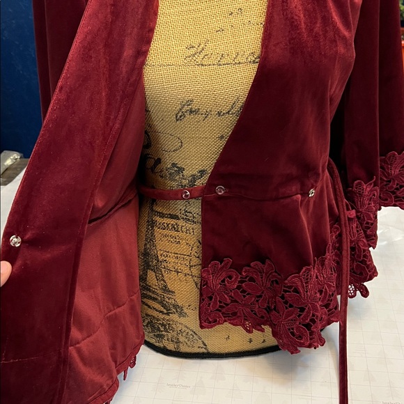 ANTHROPOLOGIE MOON RIVER BURGUNDY RED LACE TRIMMED VELVET WRAP  KIMONO SMALL - Picture 6 of 16
